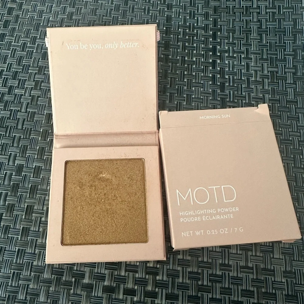 Highlighting Powder in Morning Sun MOTD Cosmetics